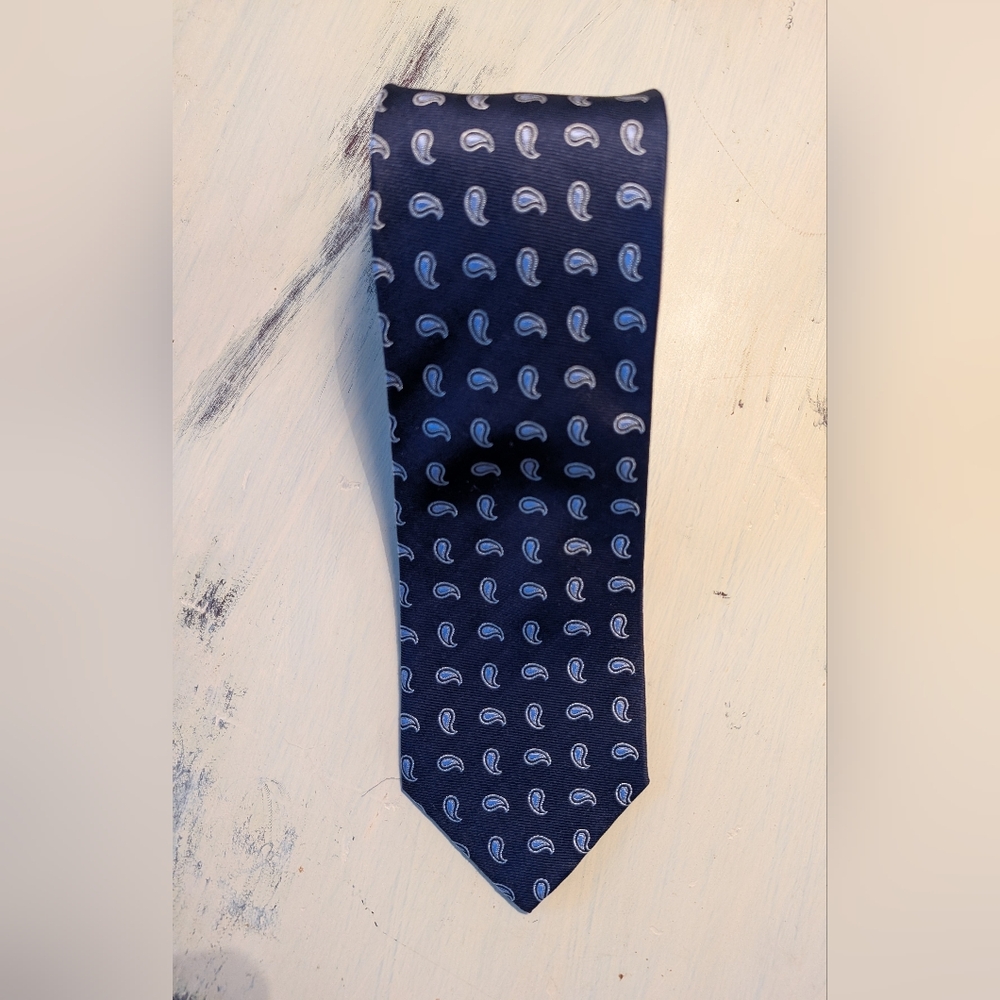 Roundtree & Yorke Navy with light Blue Paisley Tie